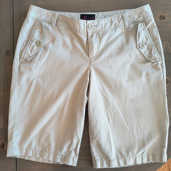 Torrid Bermuda Shorts Women's Size 12 Neutral Khaki 12 inch Cotton Flat front - Picture 4 of 10